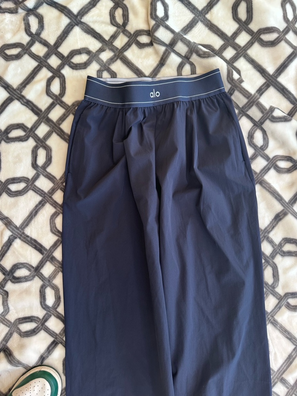 ALO Yoga navy logo slacks - Picture 2 of 3